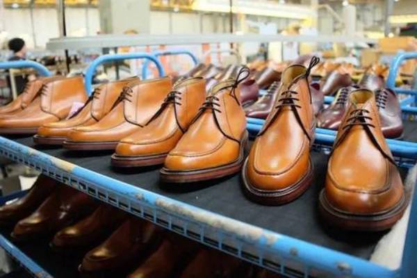 مصنع حذاء رجالي يصنع أجود الأحذية