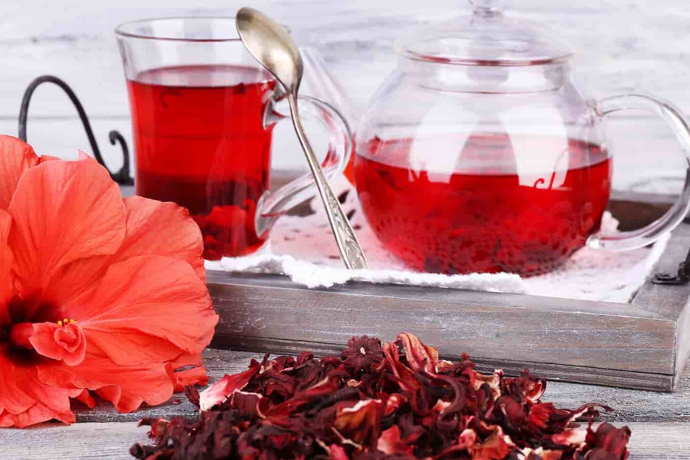 فوائد وأضرار الشاي الأحمر للتنحيف في الصباح