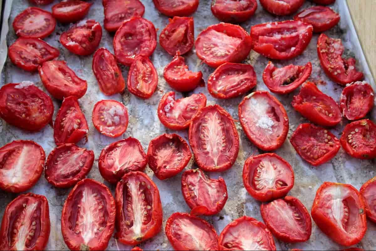 شراء الطماطم المجففه بزیت الزیتون و استخداماتها فی الوجبات الغذائیه الیومیه
