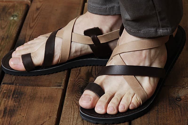إنتاج صندل رجالي ضد الماء بکیفیات عالیة لحمایة الأقدام
