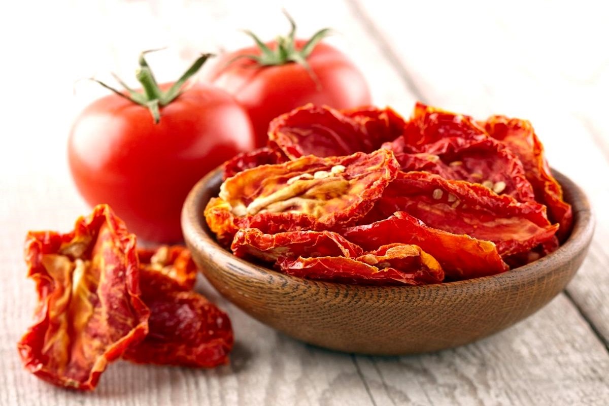 شرائح الطماطم المجففه المعلبه و ابرز استخدامات الطماطم المجففه