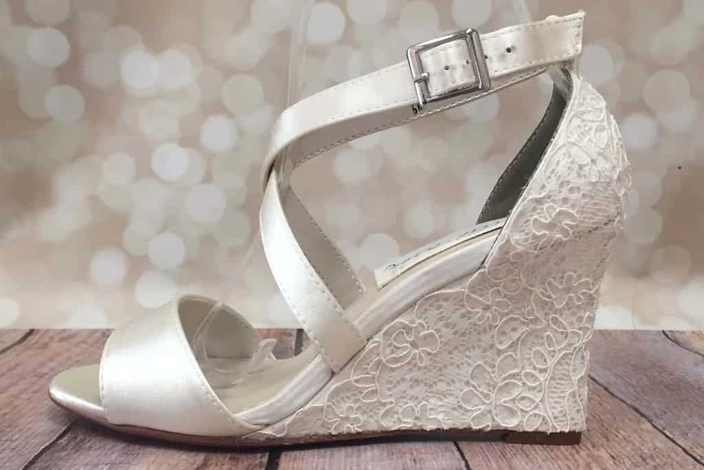 أنواع صنادل الزفاف الشتوية من ماركات أحذية عالمية