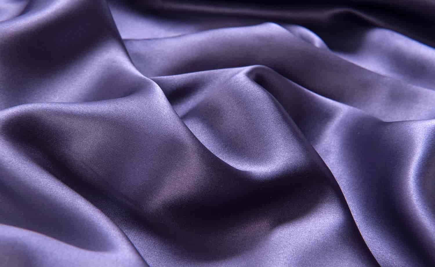 استخدام اقمشة الحرير الطبيعي في إنتاج الملابس الفريدة