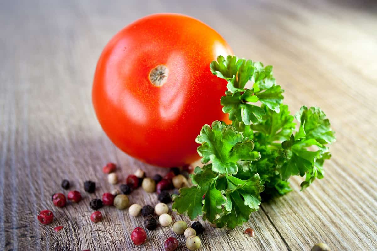 الطماطم اليوم في السوق؛ مضاد الأكسدة تحسن المزاج 2 إستخدامات الطبخ السلطة
