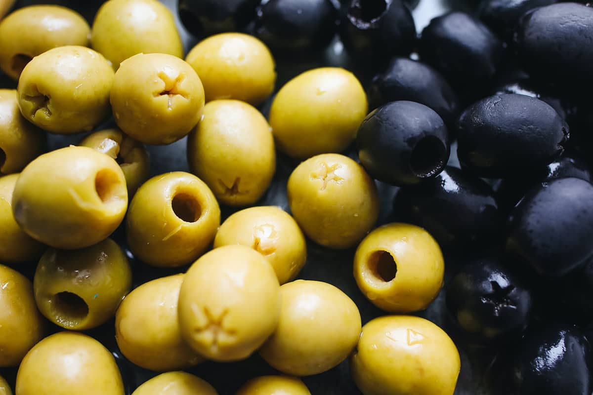 الزيتون في تونس؛ تعتبر احماض دهنية غير مشبعة طعمها مر نسبي olive