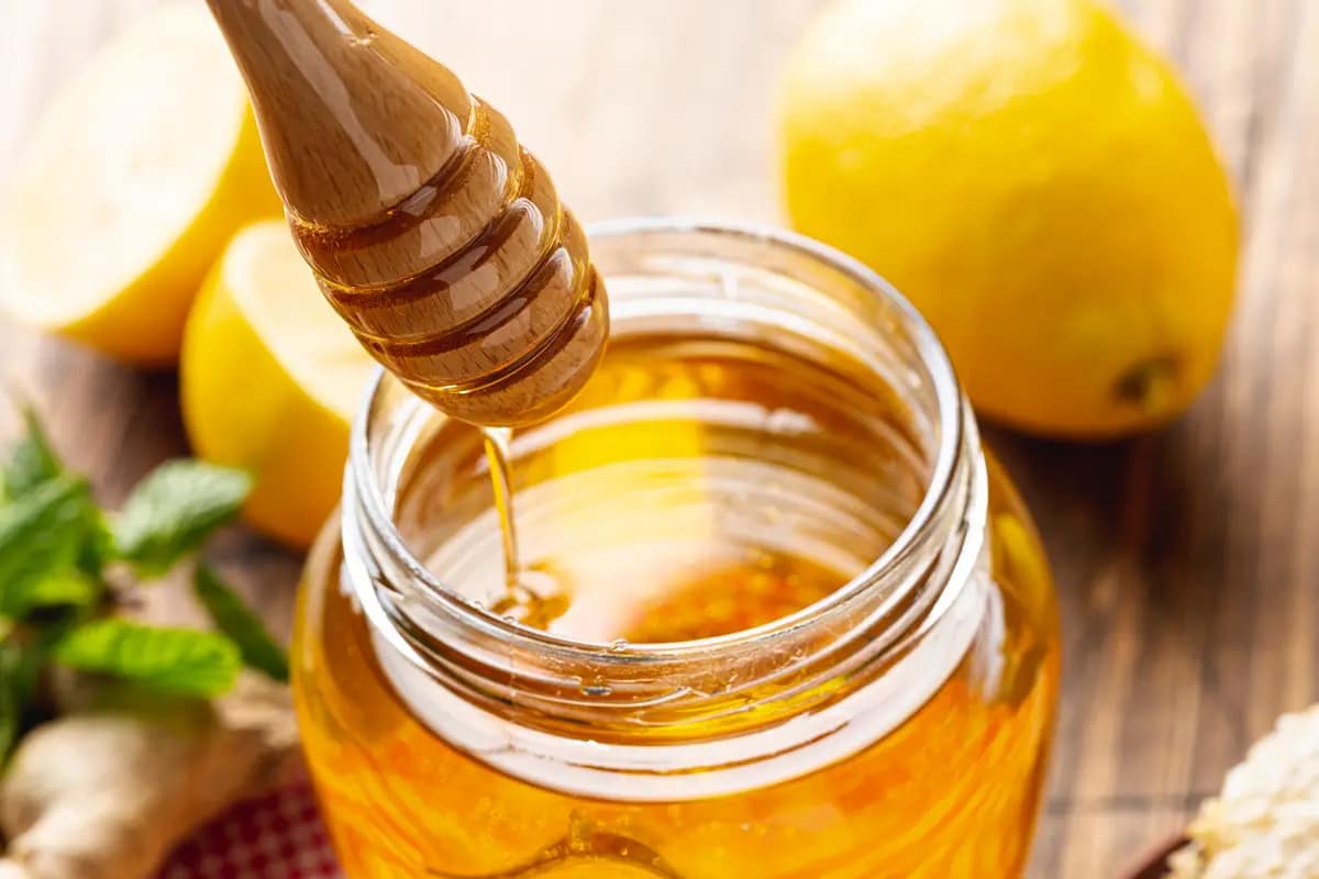 العسل في الامارات؛ منتج نشط مركباته معقدة نسبة السكر 80% honey