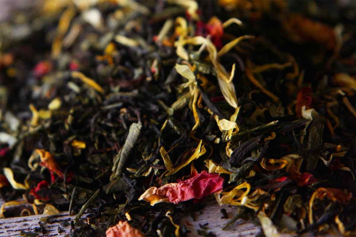 الشاي الورق؛ مشروب شعبي طبيعي لونه اسود 3 انواع اسود اخضر ابيض