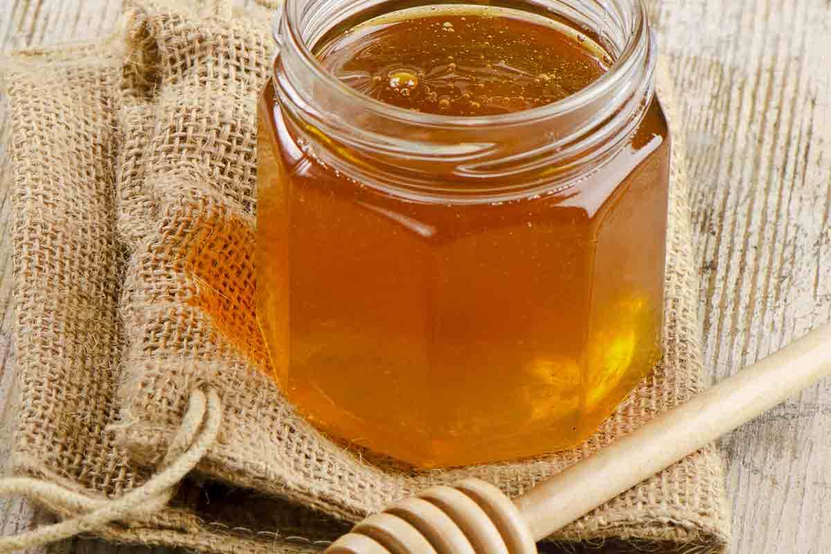 عسل السدر في الامارات؛ لونه اخضر فاتح طعمه حلو سميك طبيعي honey