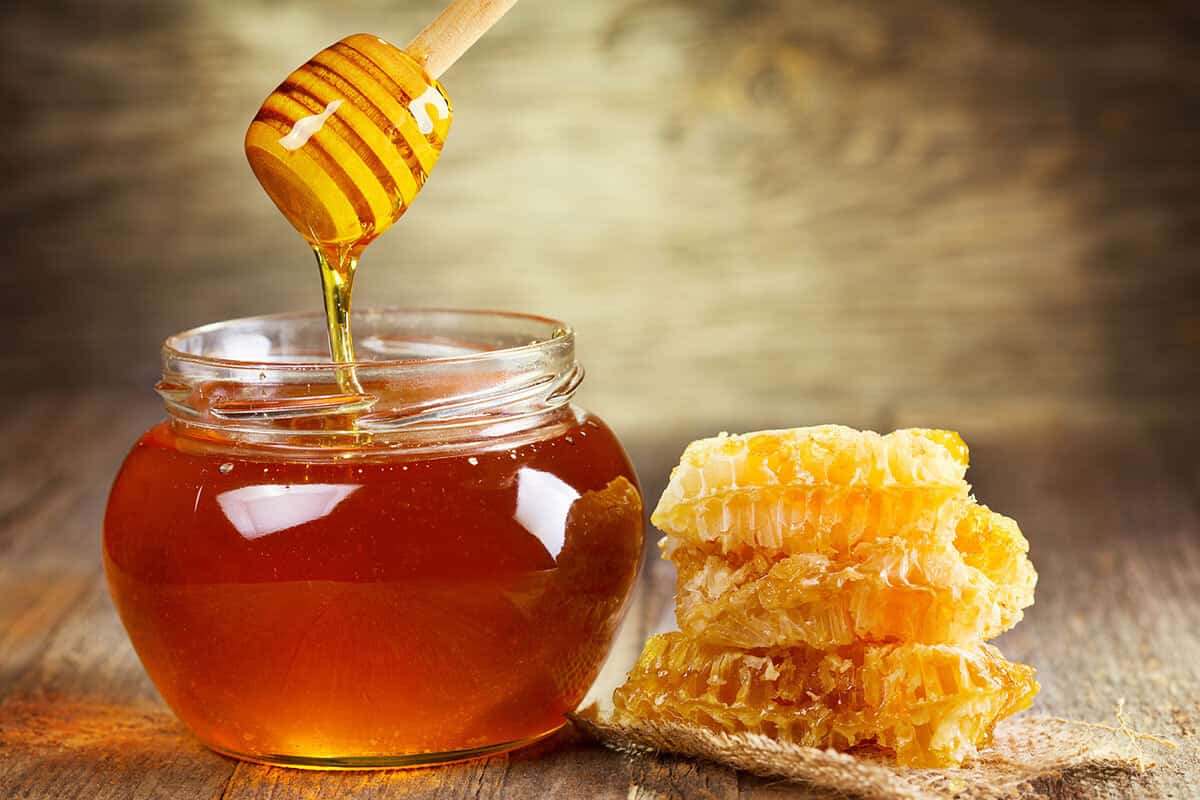 العسل الطبيعي في العراق؛ متوفر بقلة عملية ذوبان بطيئة الوانه خاصة