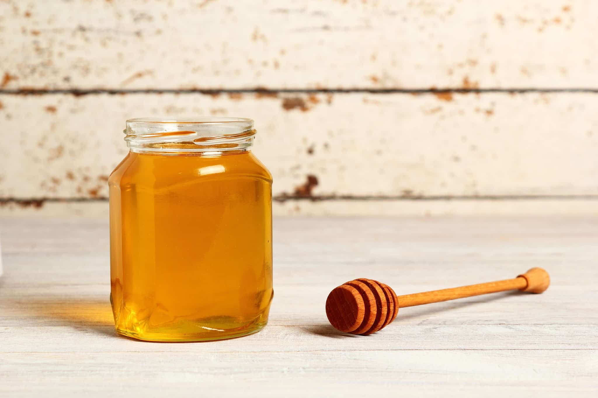 العسل الاصلي في السعوديه؛ سائل سميك ذهبي يقوي نشاط الجهاز الهضمي