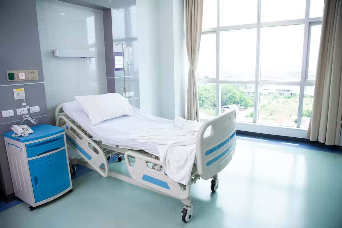 السرير الطبي للمريض؛ نوعين (عادي كهربائي) الغرض راحة المرضى