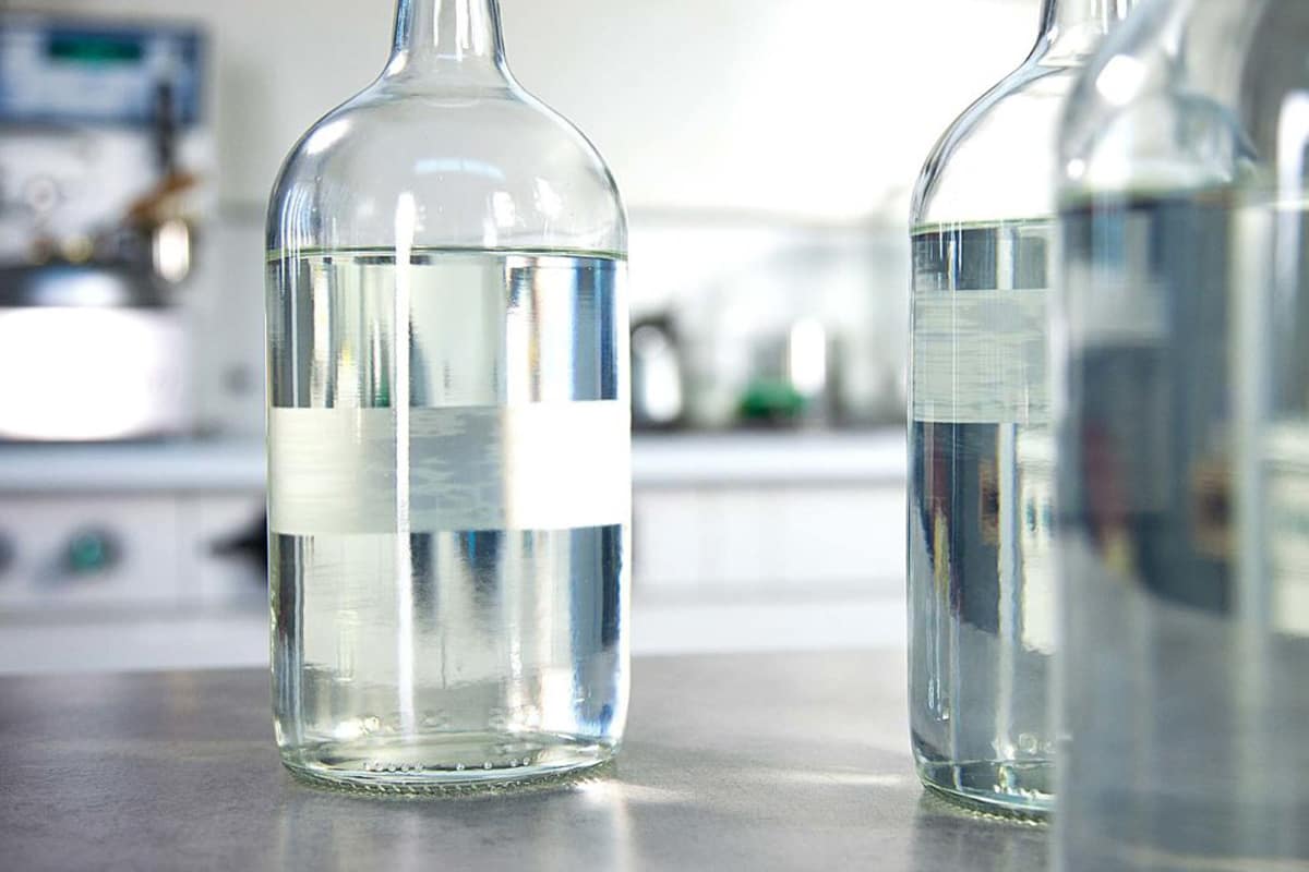 الكحول في الصيدليات؛ يشبة الماء الطب الحقن عبوات بلاستيكية شفافة