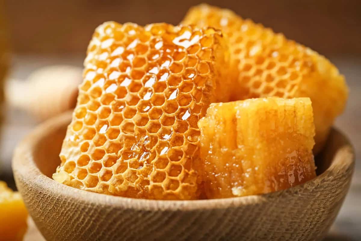 عسل النحل بالشمع؛ حلو لذيذ المضادات الحيوية مستحضرات التجميل