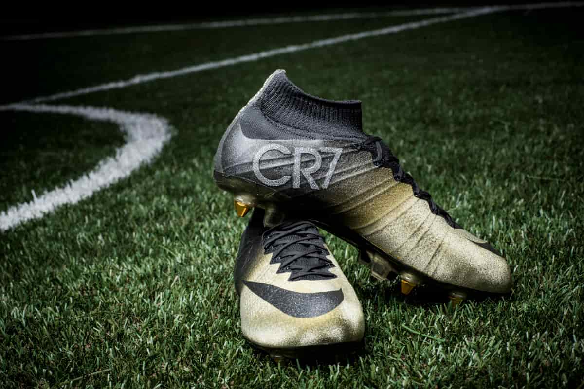 حذاء كرة قدم للعشب الصناعى (رياضي) خفيف مرن قابل الانحناء