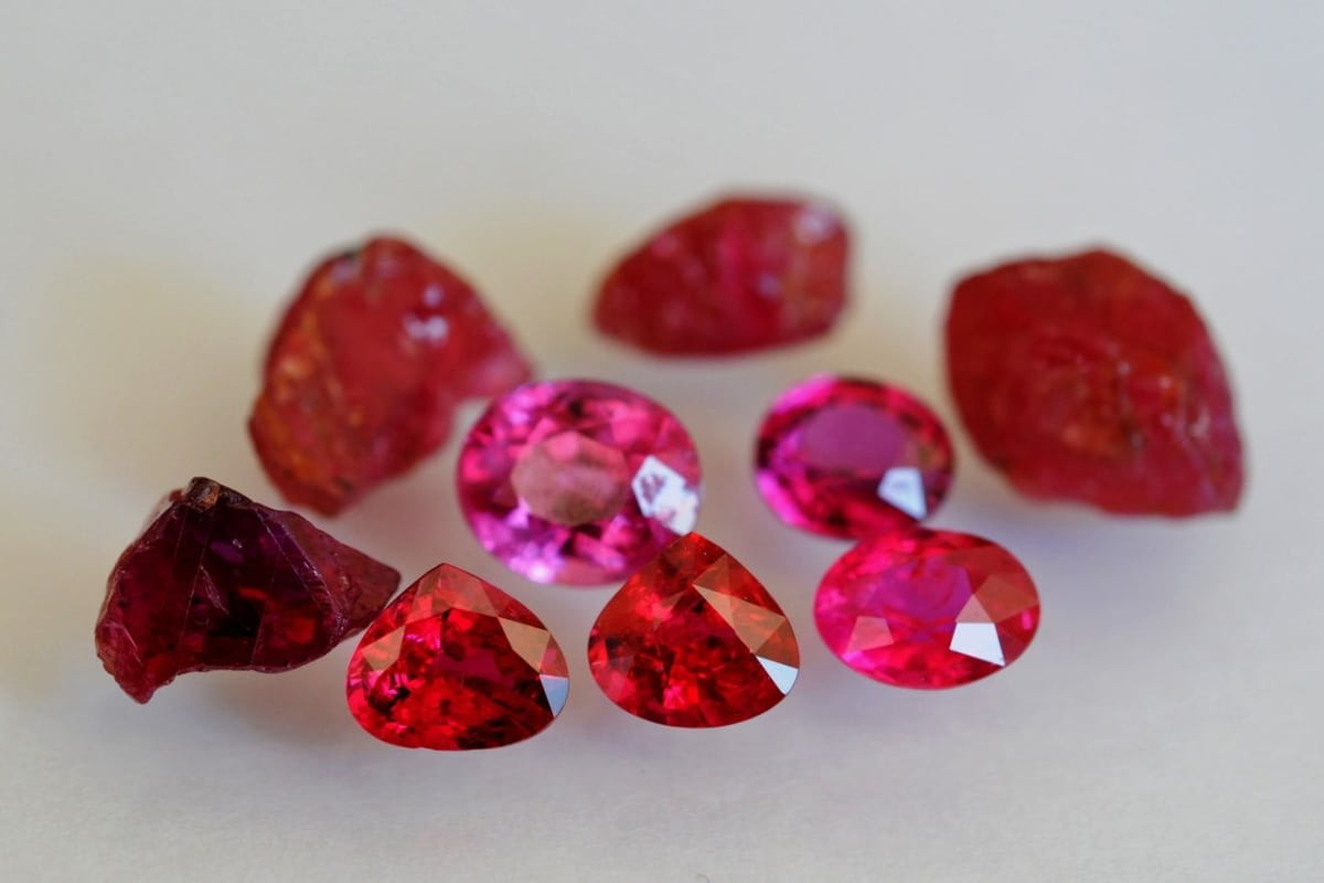 حجر الروبي الأحمر؛ صناعة المجوهرات 5 قيراط شديد الصلابة زيادة الطاقة الحيوية