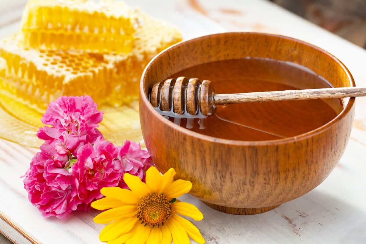 العسل في الكويت؛ الاصفر البني شفاف النحل مادة علاجية هضم الطعام