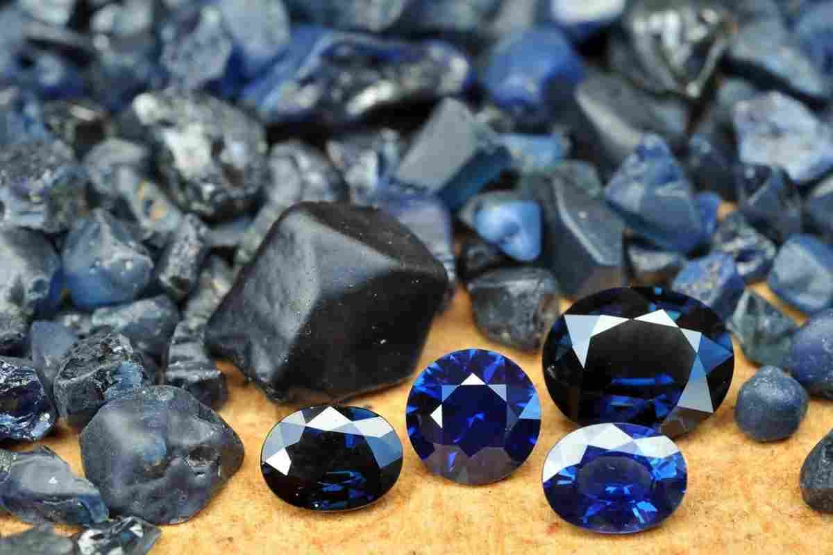 حجر الزمرد الأزرق؛ شفاف شديد اللمعان صناعة المجوهرات علاج مشاكل الهضم