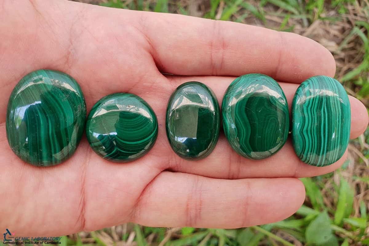 حجر اليشم الأخضر؛ صناعة المجوهرات سيليكات الصوديوم الألمنيوم