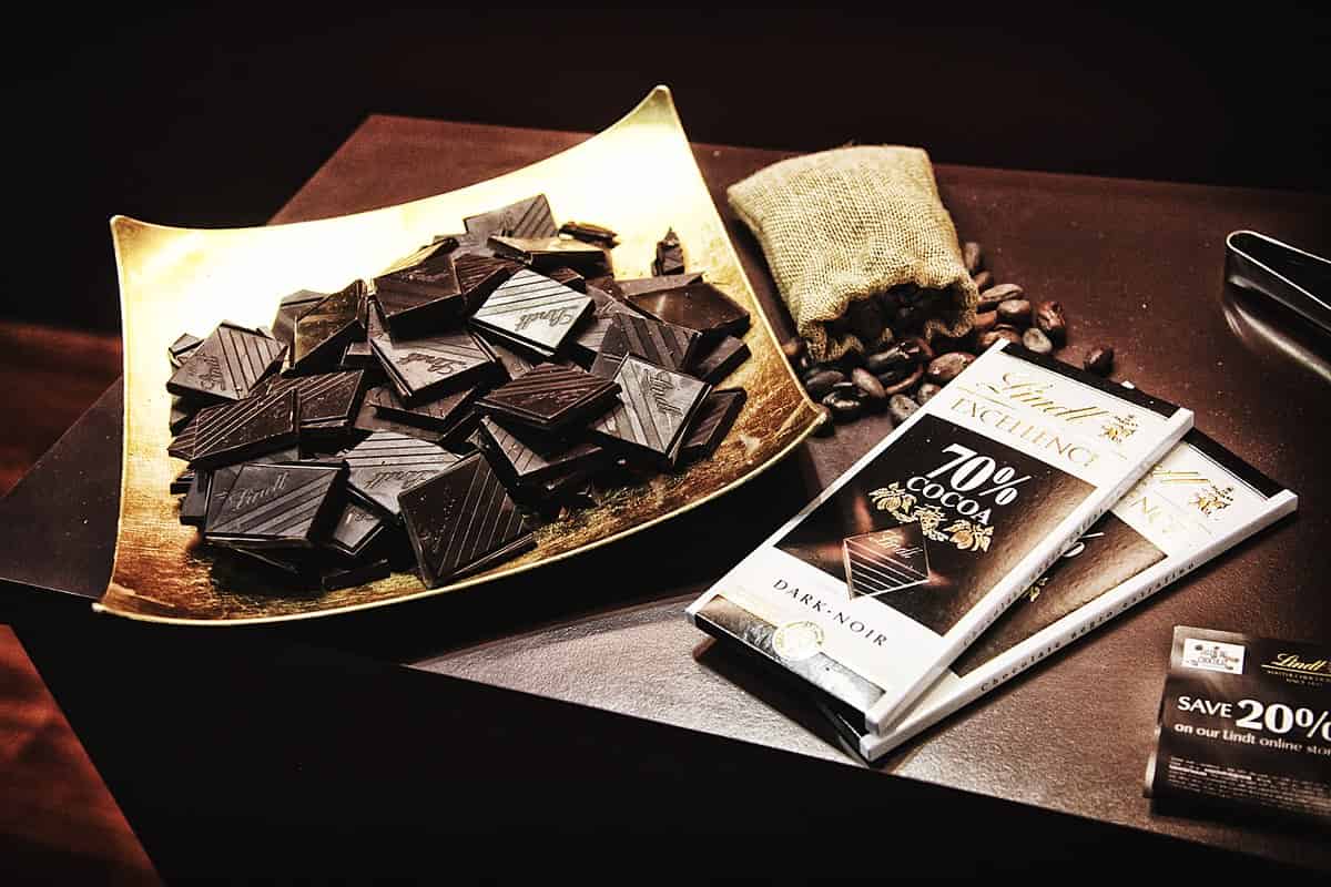 شوكولاتة دارك 70؛ مر الكاكاو الحليب المكسرات تقليل ضغط الدم