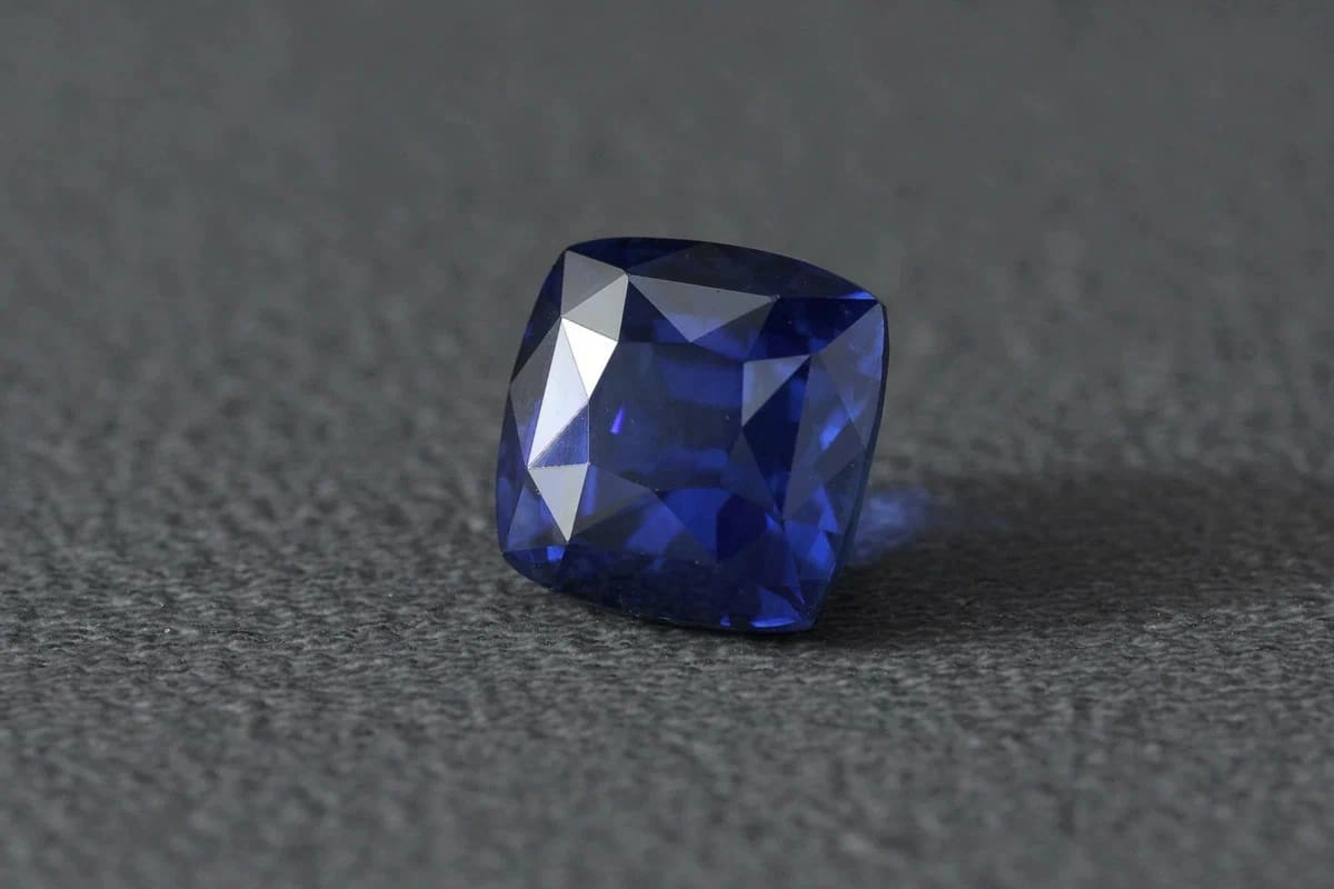 حجر ازرق غامق؛ بيضاوية دائرية شفافة المجوهرات الثمينة