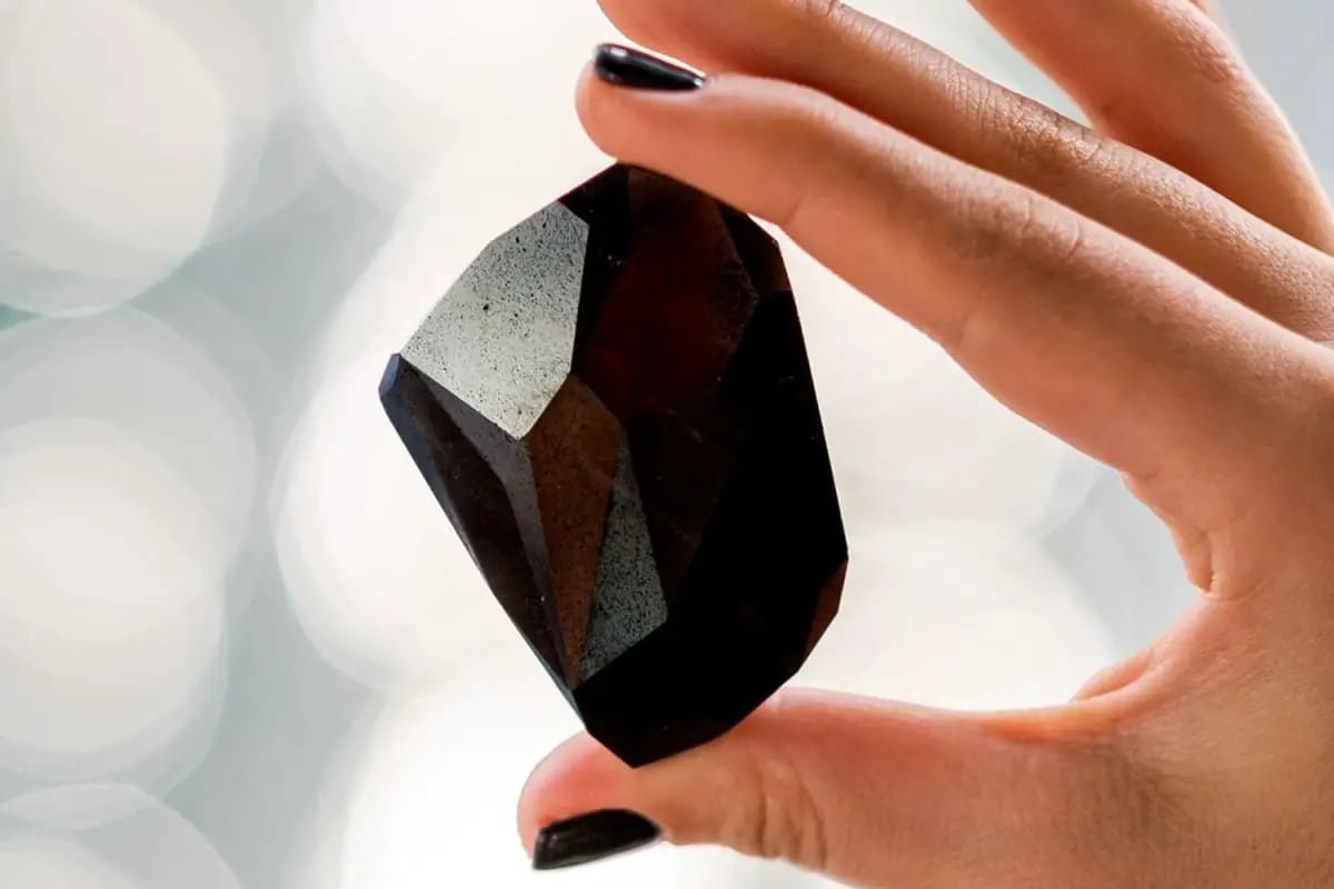 حجر الماس الاسود؛ نوع کاربونادو الملونة یتکون تبلور الماس