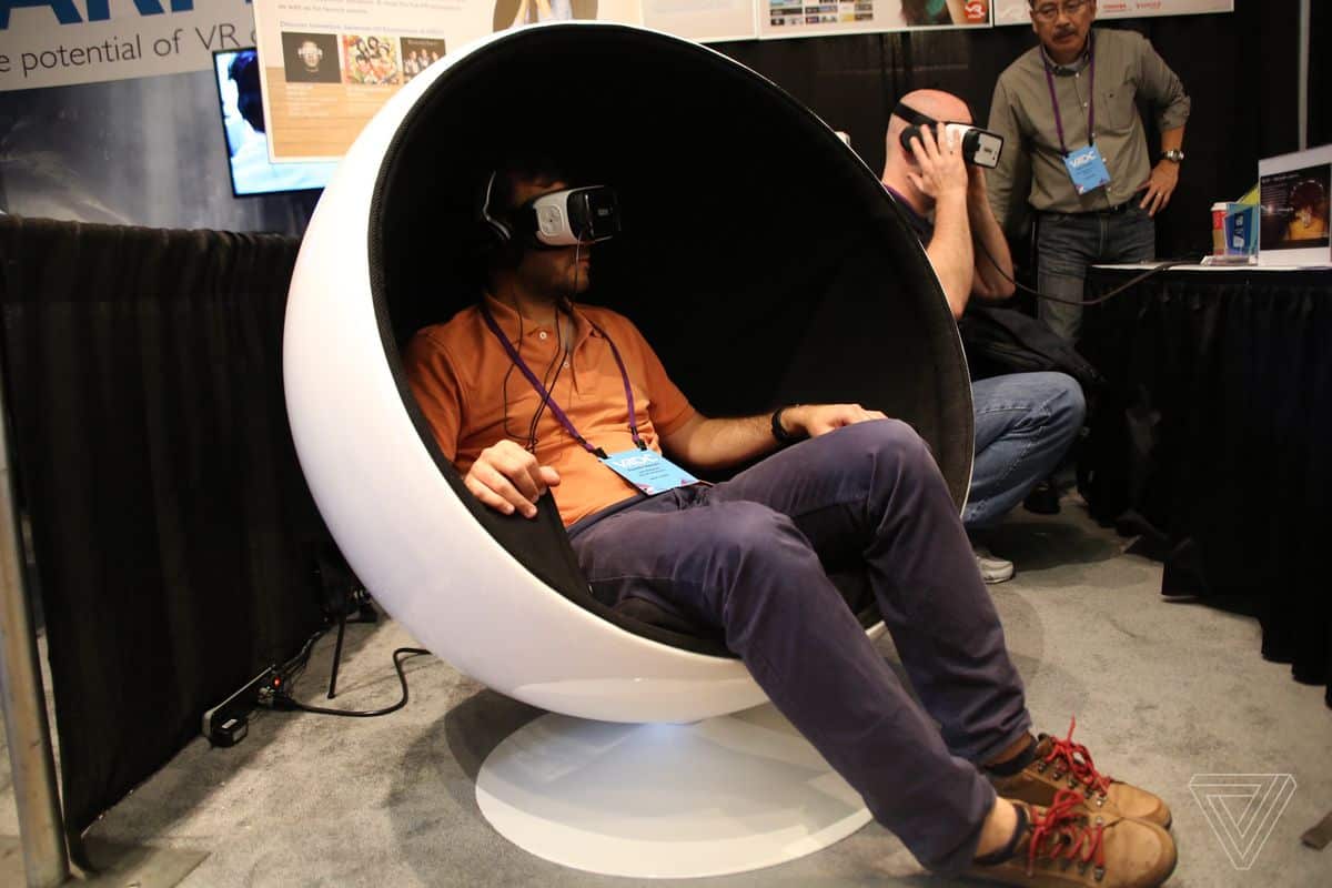 كرسي الواقع الافتراضي؛ استخدام محرك كهربائي صغير وزنها يبلغ 15 كجم