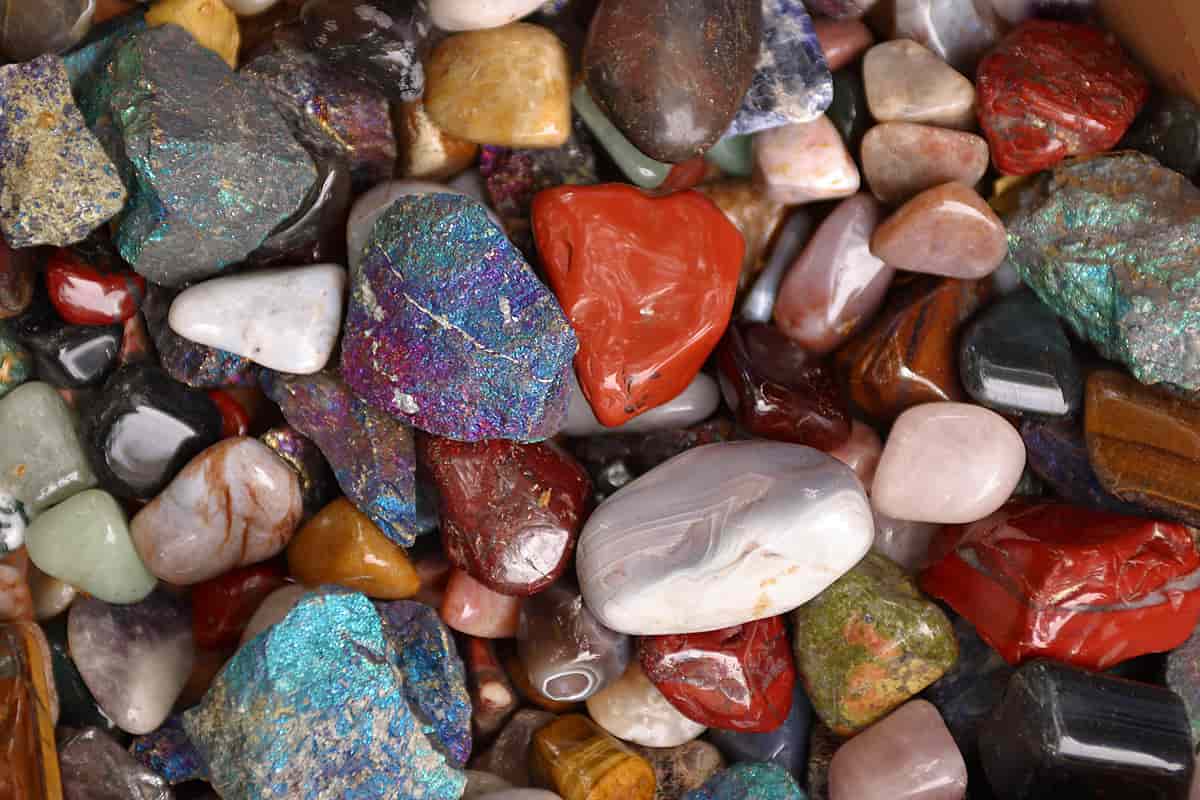 الحجر الطبيعي الاردني؛ لونها الطبيعي صناعة المجوهرات النسائية الرجالية