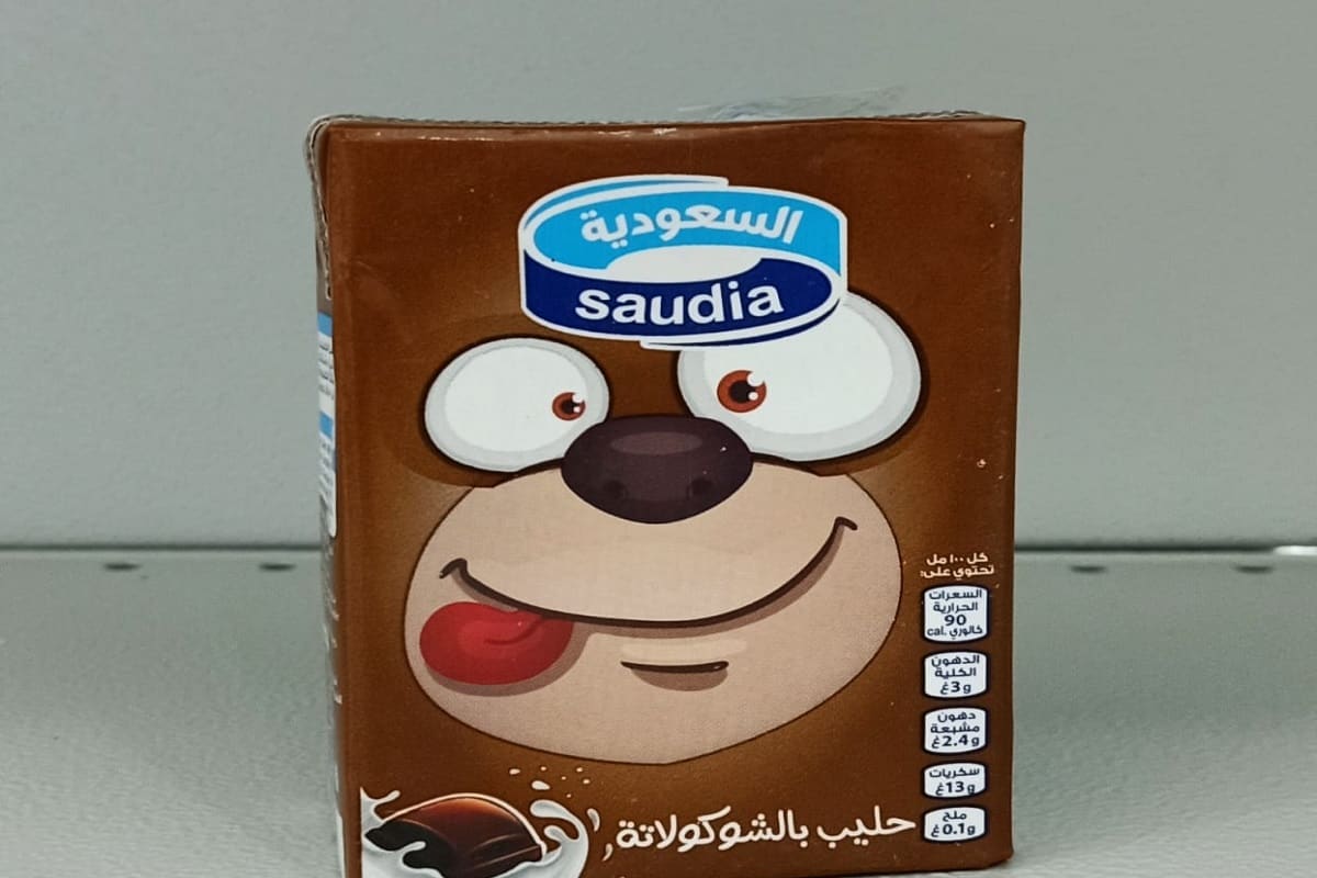 حليب شوكولاته السعوديه؛ مشروب اضافة الكاكاو سميك لون بني