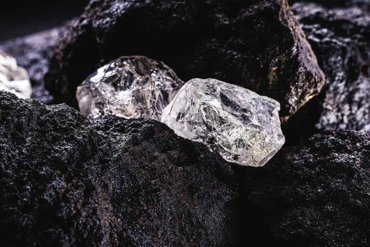 حجر الماس الخام الابيض