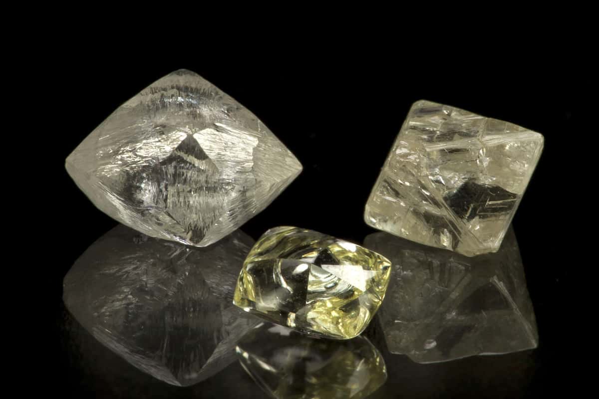 حجر الماس الخام الطبيعي