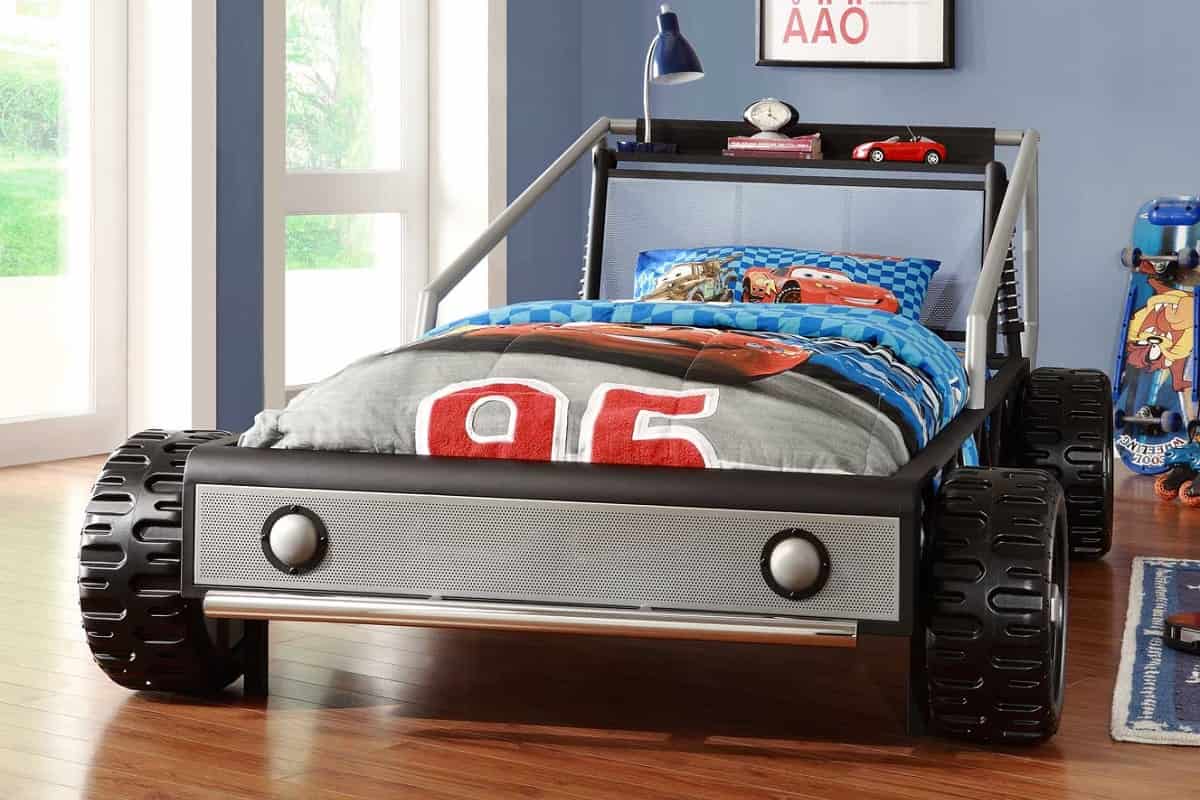 سرير على شكل سيارة اطفال