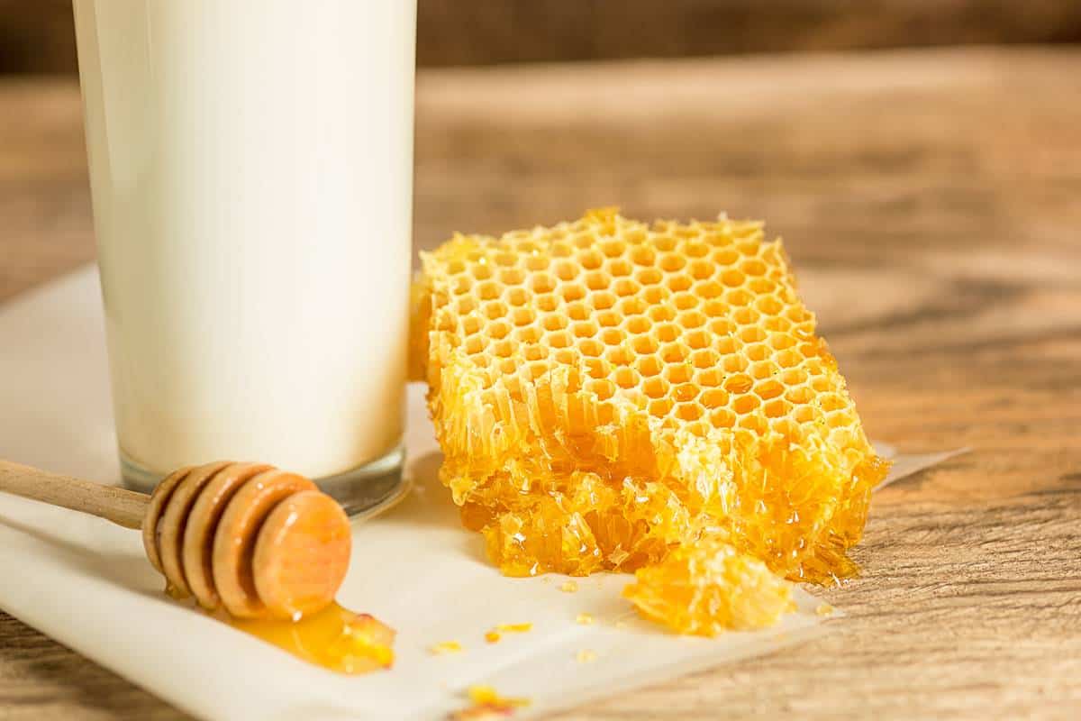 فوائد عسل النحل بالشمع
