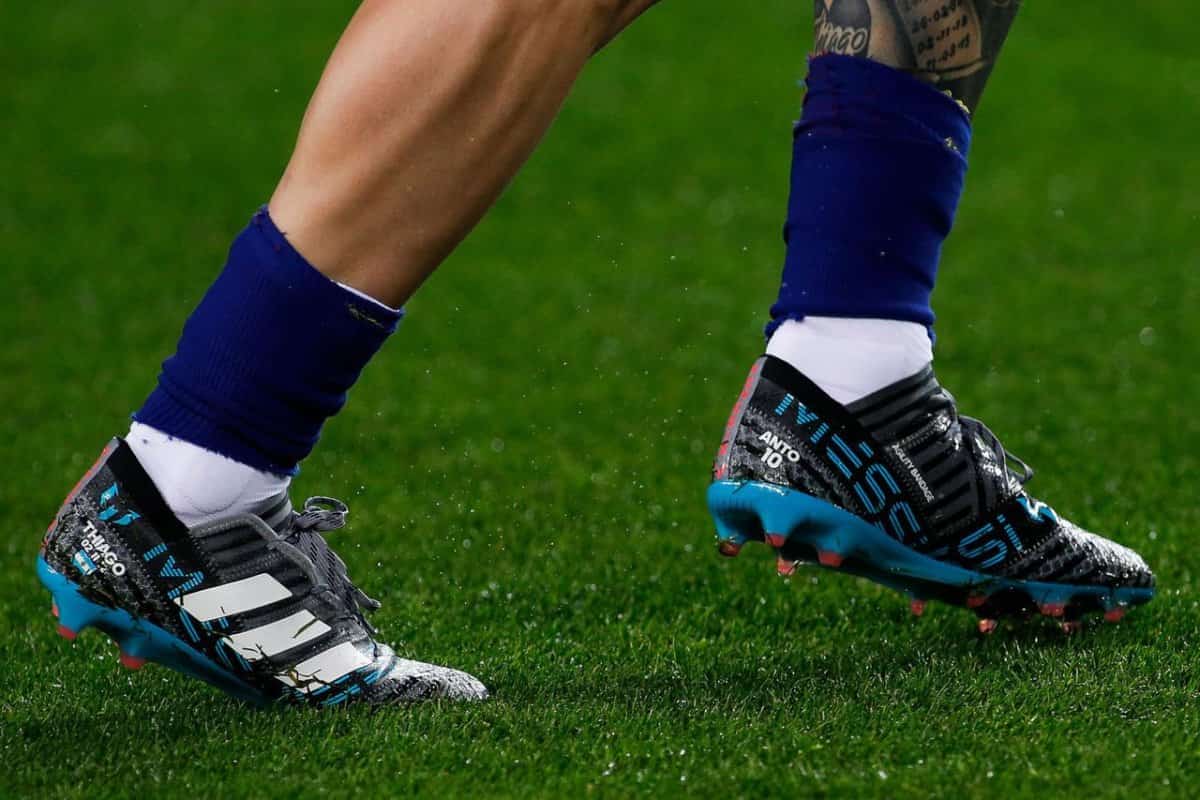 حذاء كرة قدم للعشب الصناعي للرجال