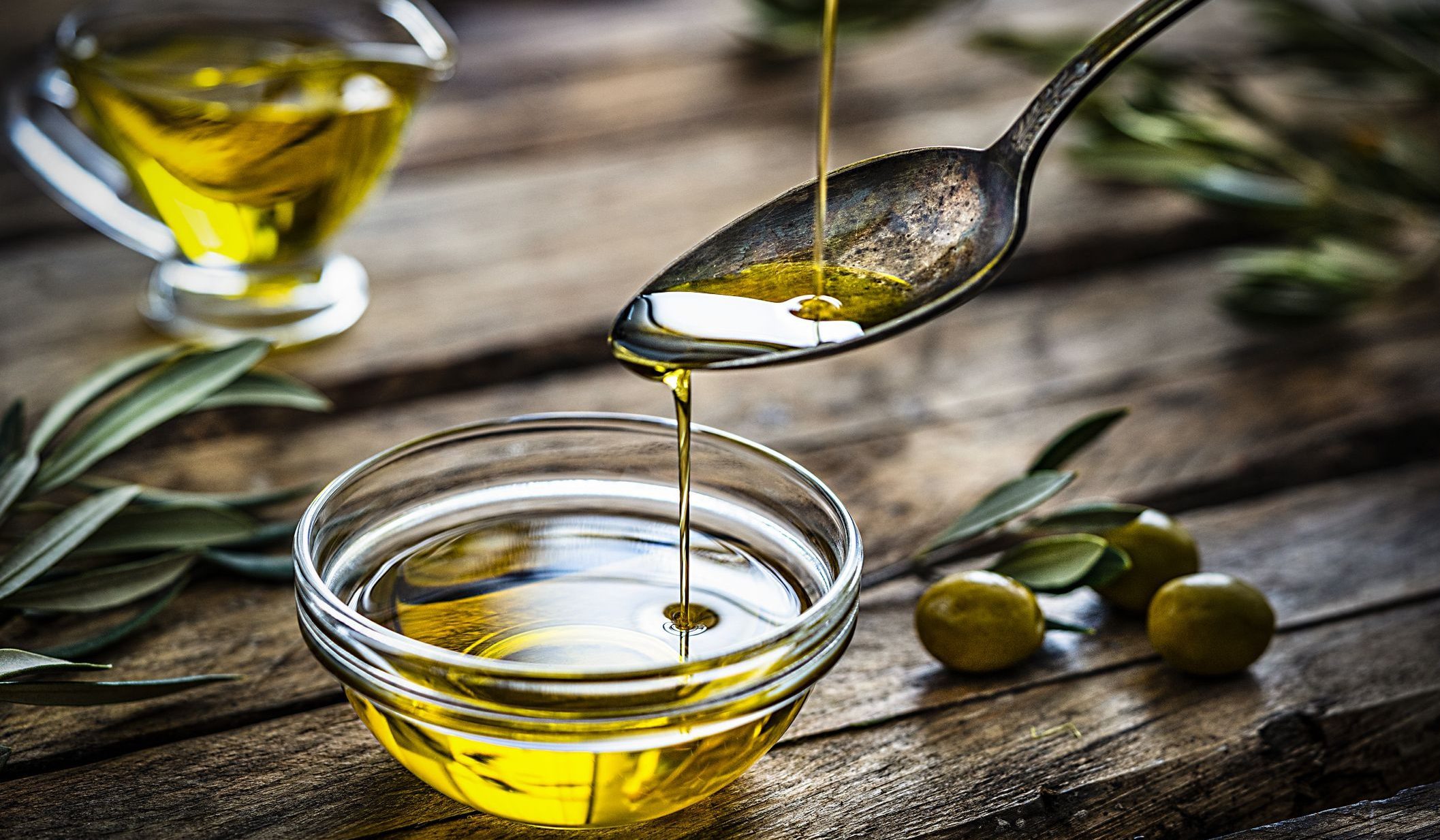 Вещество оливковое масло. Оливковое масло. Масло оливы. Оливковое масло Эстетика. Итальянское оливковое масло.