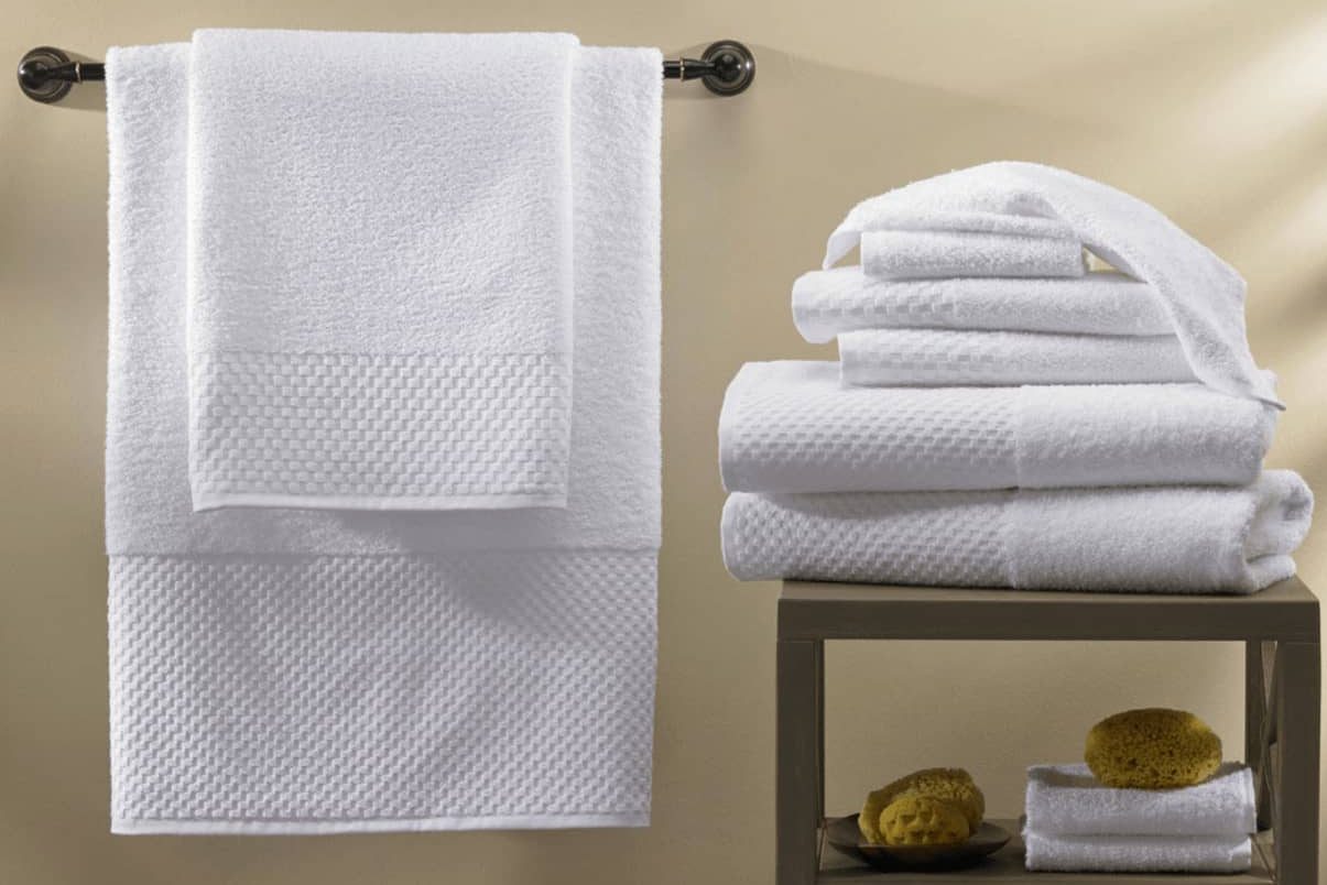 Какие полотенца выбрать. Полотенце. Белое полотенце. Полотенца в отеле. Полотенца в ванной.