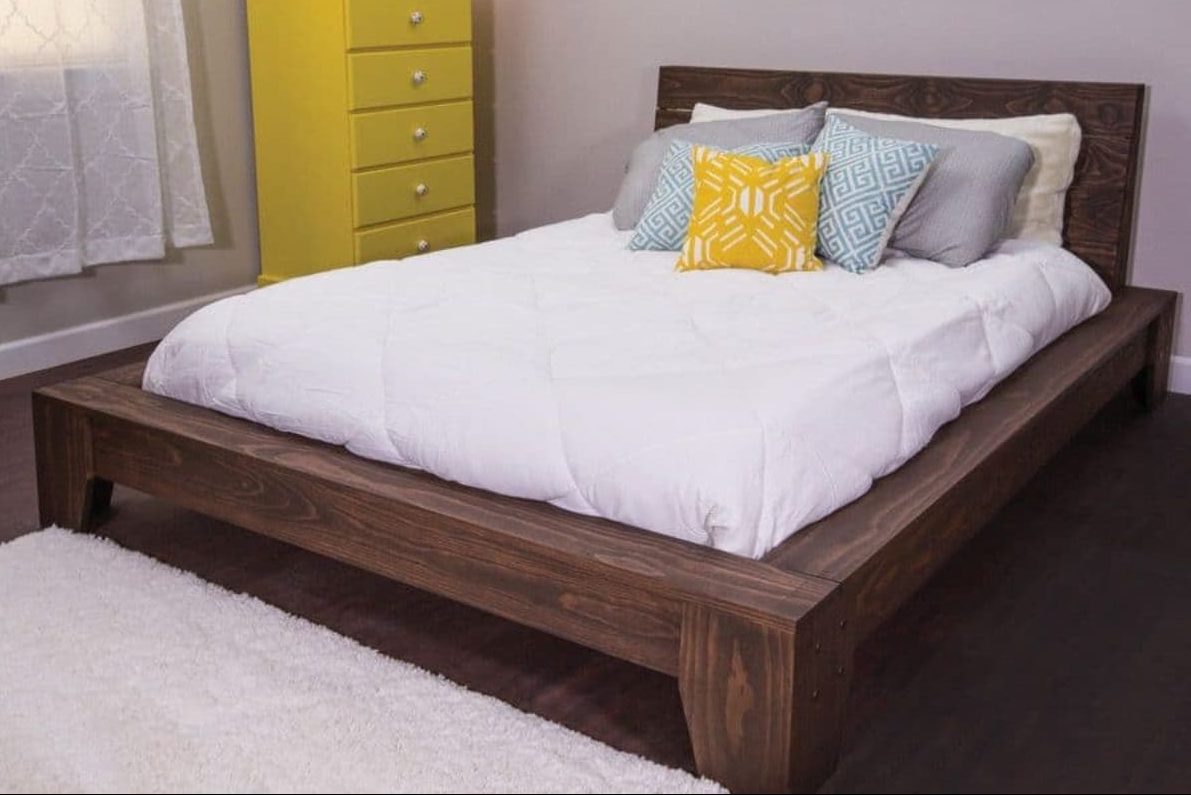 Простая деревянная кровать
