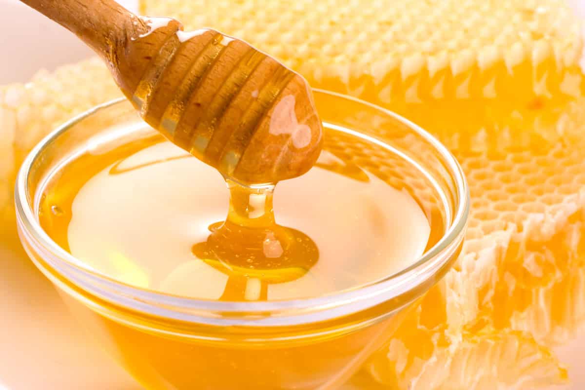 العسل الطبيعي وهل له رائحة ازهار خاصة