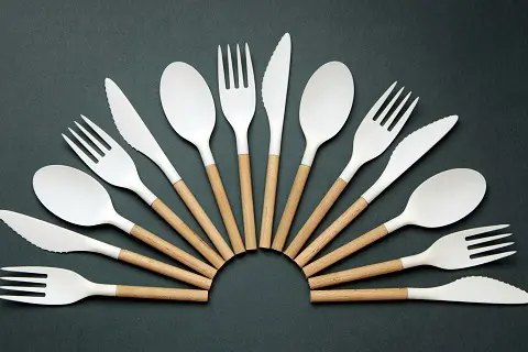 为阿塞拜疆商人购买一次性勺子和叉子
