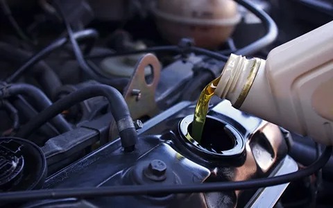 Motorölspezifikationen und Kauf in großen Mengen