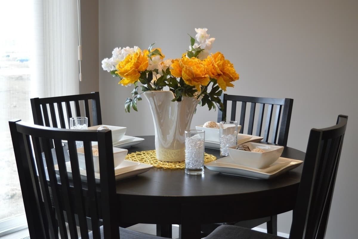 dining table vase + dining table with flowers
