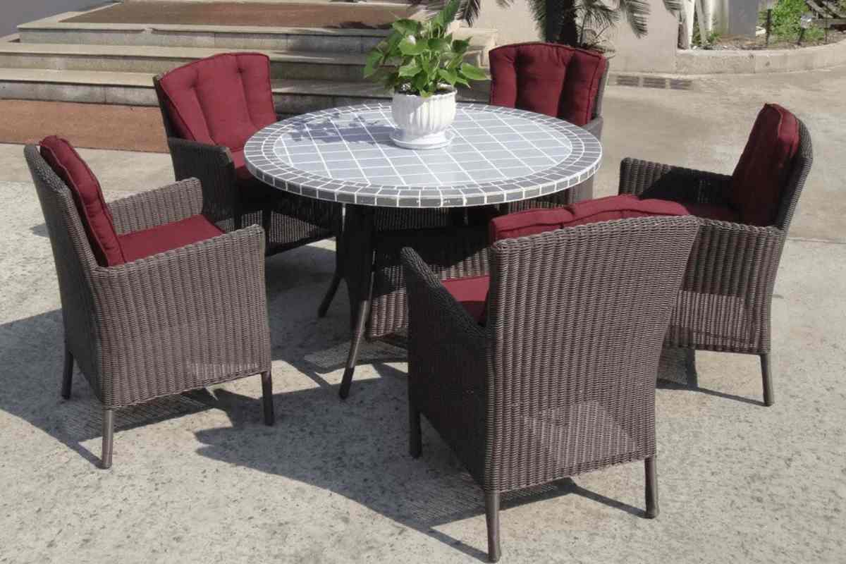 Buy the best types of plastic round chair lawn at a cheap price