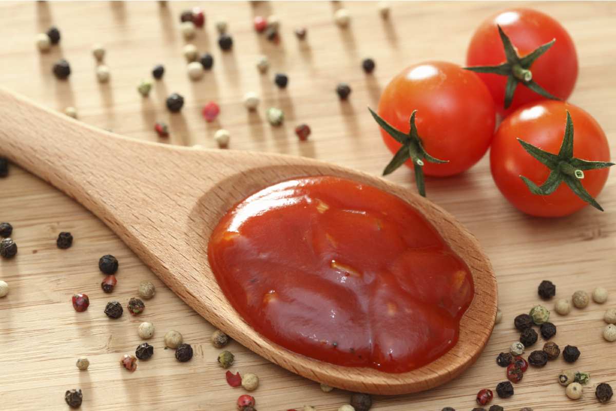 Tomato paste with red pepper sauce flavor is naturally delicious