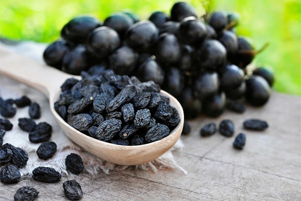 how many black raisins to eat per day