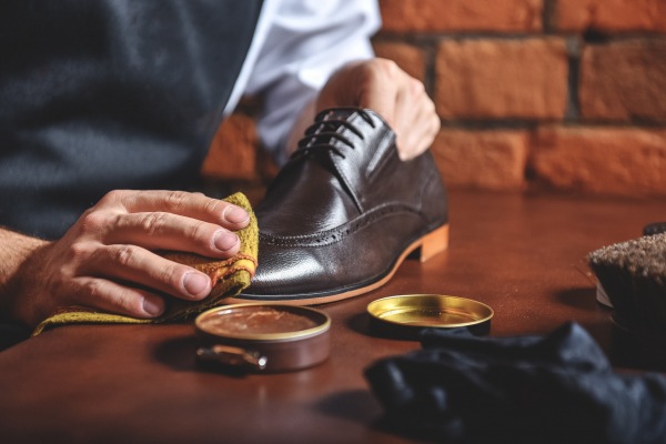 how to clean leather shoes stains