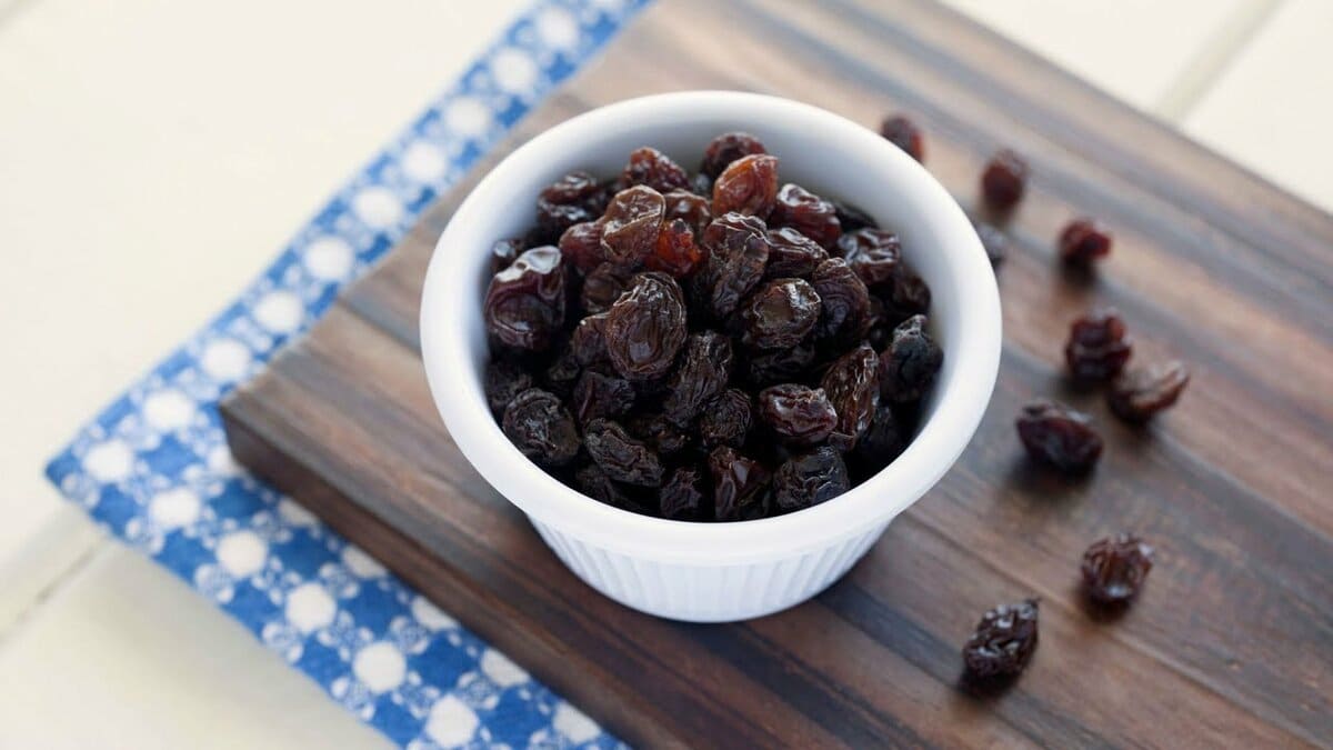 Black Raisins Soaked in Water Overnight + Best Buy Price