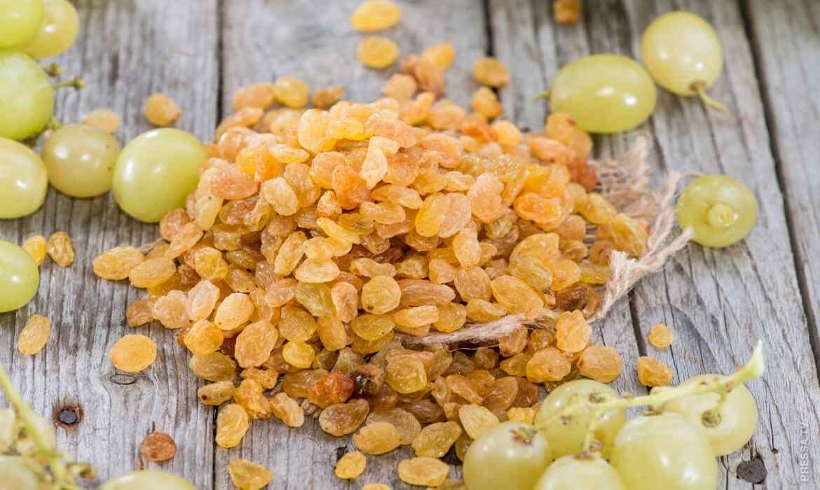 Golden raisins vs black raisins nutrition