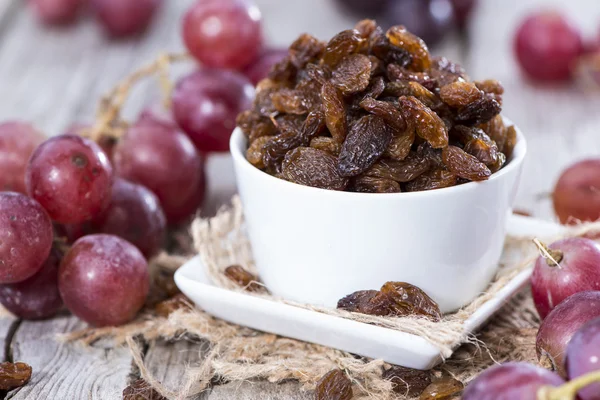 seeded raisins vs seedless