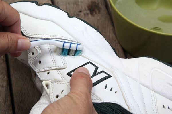 how to clean leather tennis shoes