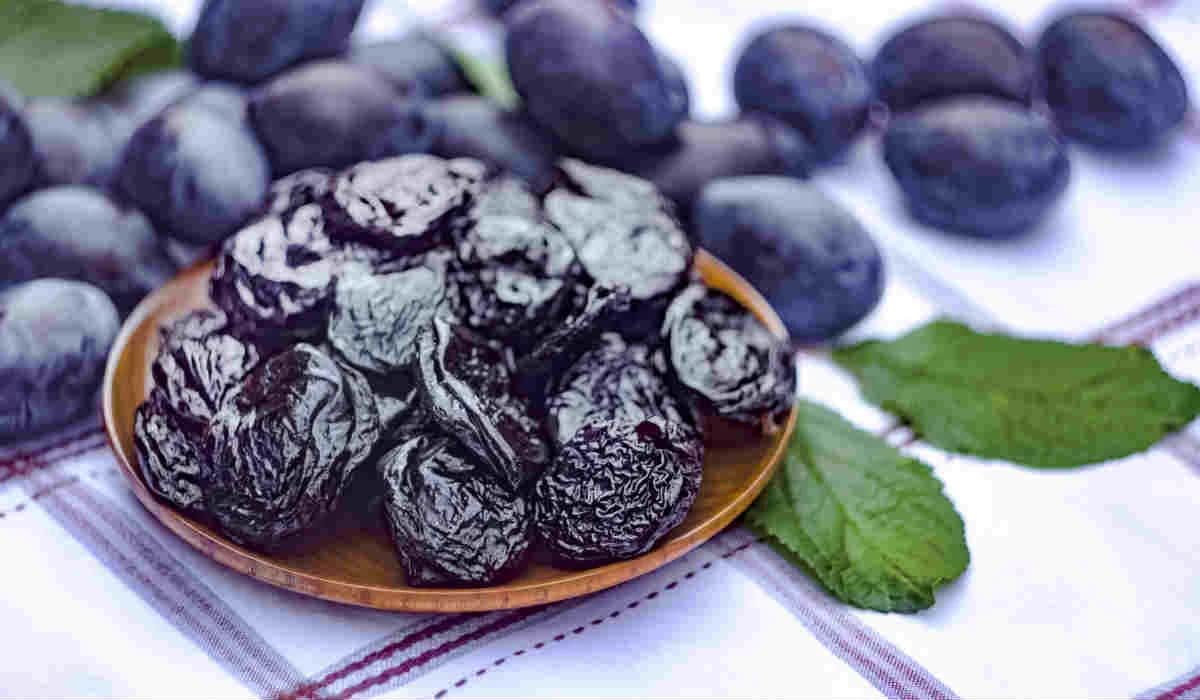 can we eat black raisins with seeds