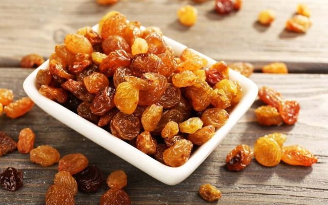 golden raisins calories per 100g